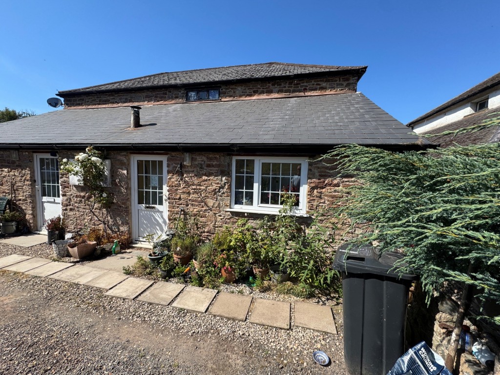 Lot: 128 - TWO-BEDROOM SEMI-DETACHED COTTAGE SITUATED WITHIN HIGHER GRANTS FARM - Front of Old Cider House
